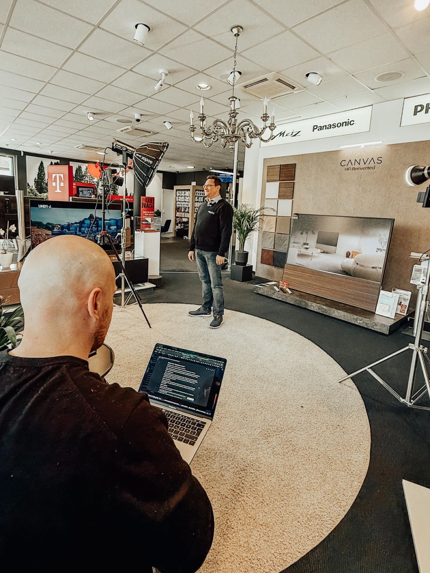 Media Day: Alex Tauer führt Regie, während ein Händler in seinem Showroom gefilmt wird